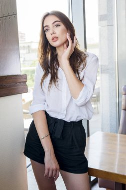 Oldukça ciddi, düşünceli, düşünceli bir kız. fotoğrafı kapatma