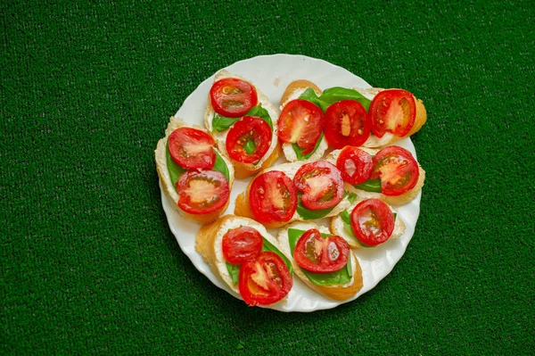 O cozinheiro espalha o queijo cottage no pão com tomate  . — Fotografia de Stock