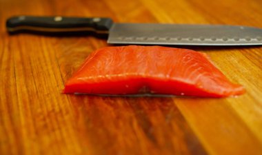 Taze somon ve kesme tahtası ahşap masa üzerinde bıçak. Üstten Görünüm.