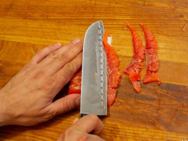 Taze somon ve kesme tahtası ahşap masa üzerinde bıçak. Üstten Görünüm.