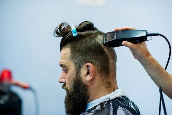 Cliente Hipster a visitar barbearia. Moda masculina . — Fotografia de Stock