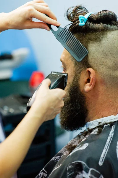 Cliente Hipster a visitar barbearia. Moda masculina . — Fotografia de Stock