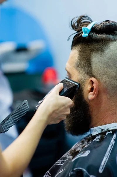 Cliente Hipster a visitar barbearia. Moda masculina . — Fotografia de Stock