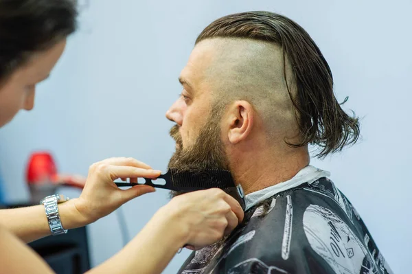 Cliente Hipster a visitar barbearia. Moda masculina . — Fotografia de Stock