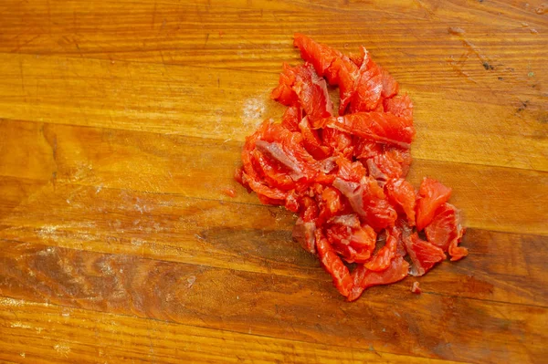 Pește proaspăt de somon roșu tăiat pe placa de lemn . — Fotografie, imagine de stoc