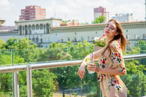 Giovane donna bere cocktail freddo mojito al caffè all'aperto — Foto Stock