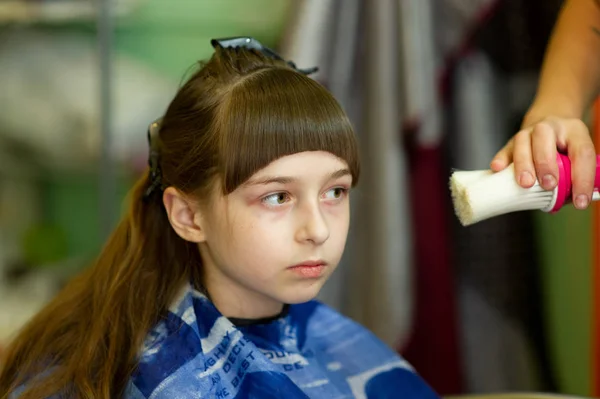 Cabeleireiro fazendo um estilo de cabelo para a menina bonito — Fotografia de Stock