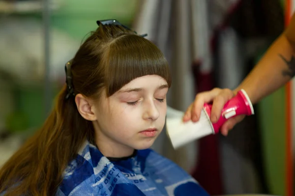 Cabeleireiro fazendo um estilo de cabelo para a menina bonito — Fotografia de Stock