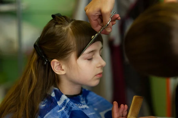 可愛い女の子にヘアスタイルを作る美容師 — ストック写真