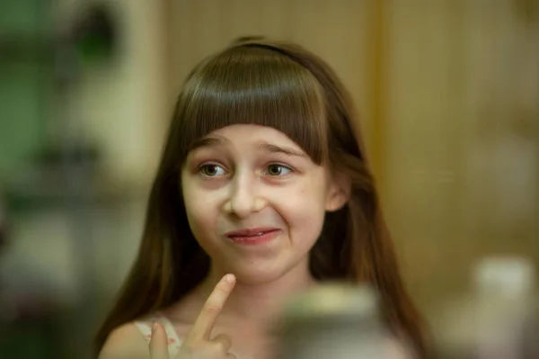 Cabeleireiro fazendo um estilo de cabelo para a menina bonito — Fotografia de Stock