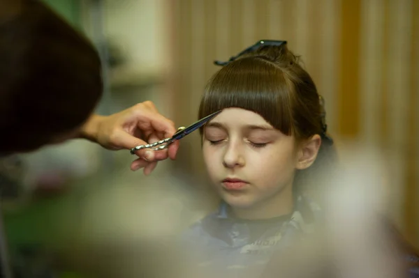 Fodrász, hogy egy frizura, hogy aranyos kislány — Stock Fotó