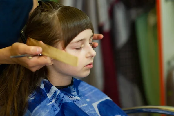Cabeleireiro fazendo um estilo de cabelo para a menina bonito — Fotografia de Stock