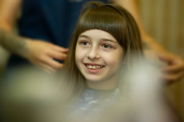 理发师给可爱的小女孩做发型 — 图库照片