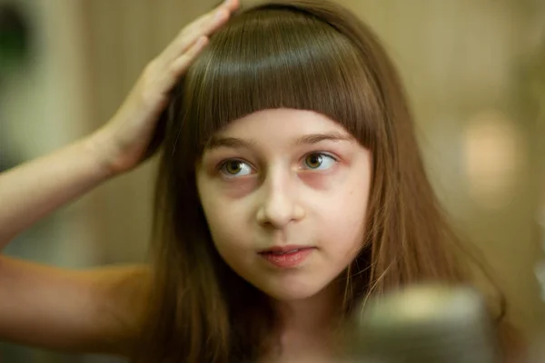 Cabeleireiro fazendo um estilo de cabelo para a menina bonito — Fotografia de Stock