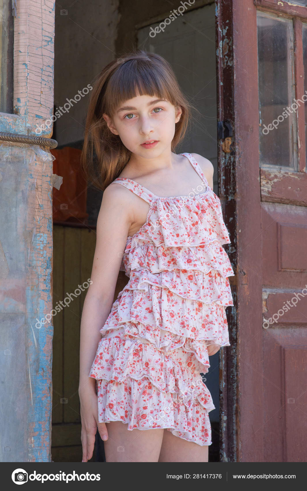 Retrato Da Menina Da Criança De 5 Anos Imagem de Stock - Imagem de