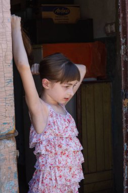 Sevimli mutlu küçük kız açık havada. Kafkas çocuğunun portresi yazın tadını çıkarıyor.
