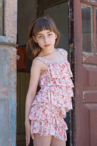 Adorável menina feliz ao ar livre. Retrato de criança caucasiana desfrutar de verão . — Fotografia de Stock