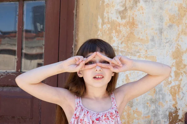 Rozkošná, šťastná holčička venku. Portrét kavkazského dítěte v létě. — Stock fotografie