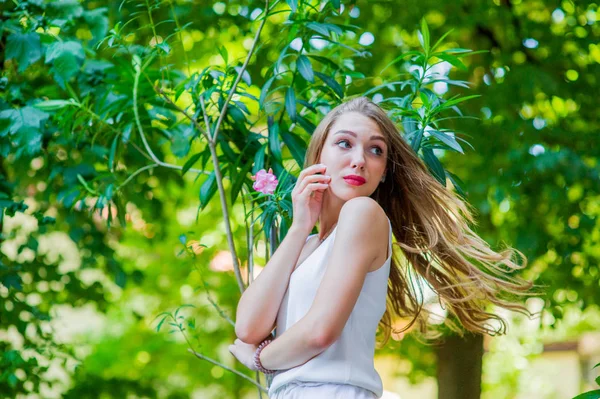 Junges schönes Mädchen posiert im Freien und trägt ein modisches weißes Kleid. Sommer-Stil. — Stockfoto