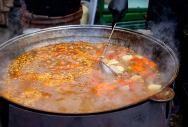 Büyük bir kazan Doğu yemekleri pişirme - çorba Çorbası büyük sebze ve et.