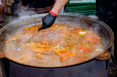 Büyük bir kazan Doğu yemekleri pişirme - çorba Çorbası büyük sebze ve et.