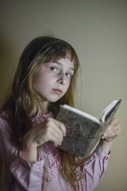 Sarı bir arka plan üzerinde neşeli küçük sarışın kız portresi. Pembe gömlekli bir çocuk. Eğitim kavramı.