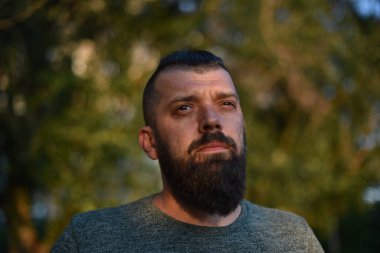 Man genç yakışıklı Arka planda yaz doğa ile Açık