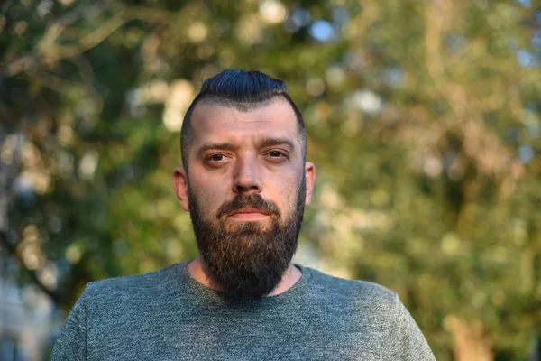 Homem jovem bonito ao ar livre com verão natureza no fundo — Fotografia de Stock