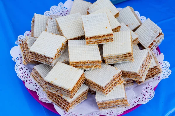 Gofres con leche condensada. Dulce postre. Tarta instantánea . — Foto de Stock