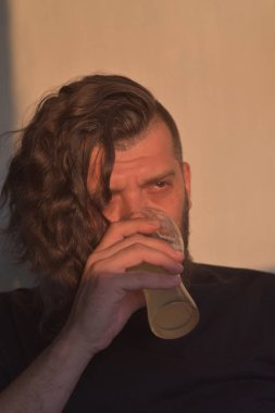 Sakallı bir adam küçük bir köpek ırkı Chihuahua kucaklar.