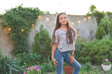 egzersizleri bir park Yong güzel kadın yok.