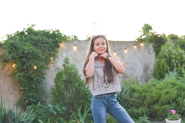 Yong bonita mujer hace ejercicios en un parque . — Foto de Stock