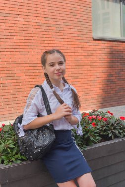 arka plan olarak kırmızı tuğla duvara yakın küçük güzel şık çocuk kız portresi kadar yakın