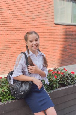 arka plan olarak kırmızı tuğla duvara yakın küçük güzel şık çocuk kız portresi kadar yakın