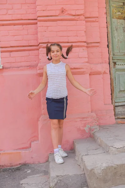 Close up πορτρέτο του μικρό όμορφο κομψό παιδί κορίτσι κοντά κόκκινο τοίχο τούβλο ως φόντο — Φωτογραφία Αρχείου
