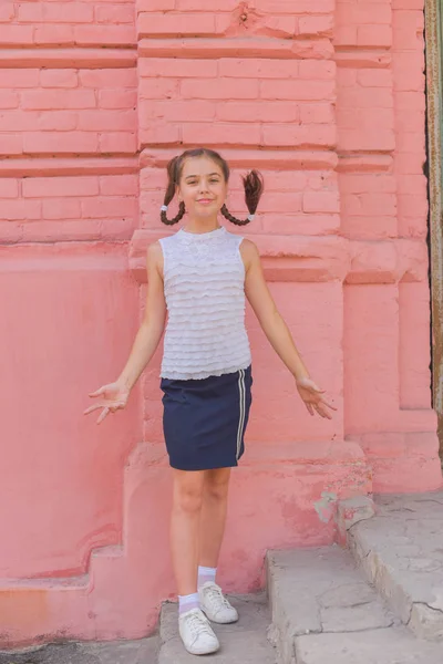 Close up retrato de pouco bonita menina elegante criança perto de parede de tijolo vermelho como fundo — Fotografia de Stock