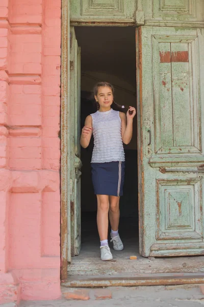 Primer plano retrato de pequeña niña hermosa y elegante cerca de la pared de ladrillo rojo como fondo — Foto de Stock