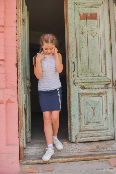 Portrait en gros plan de petite belle fille élégante enfant près du mur de briques rouges comme fond — Photo