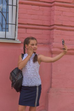 arka plan olarak kırmızı duvar yakın küçük güzel şık çocuk kız portre yakın