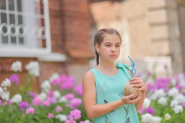 Portret atrakcyjnej młodej kobiety samotnie picia soku kokosowego chodzenie na ulicy śródmieścia. koncepcja stylu życia. — Zdjęcie stockowe