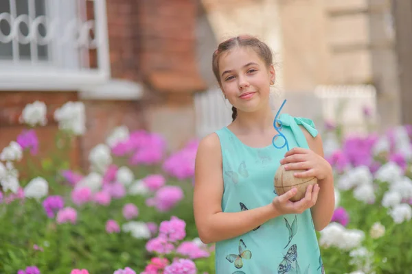 Retrato de una joven atractiva viajera bebiendo jugo de coco caminando por la calle del centro. concepto de estilo de vida . — Foto de Stock