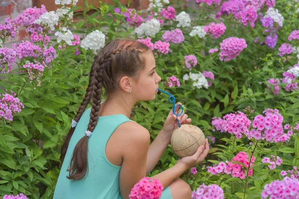 Retrato de una joven atractiva viajera bebiendo jugo de coco caminando por la calle del centro. concepto de estilo de vida . — Foto de Stock