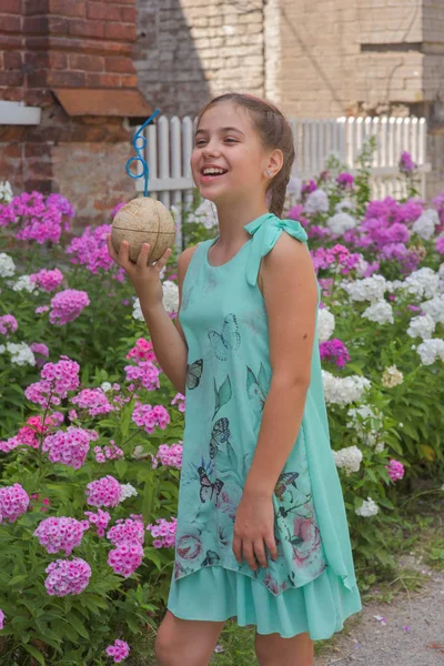 Retrato de una joven atractiva viajera bebiendo jugo de coco caminando por la calle del centro. concepto de estilo de vida . — Foto de Stock