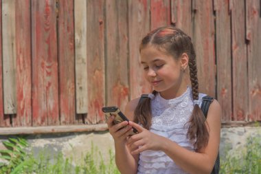 arka plan olarak kırmızı duvar yakın küçük güzel şık çocuk kız portre yakın