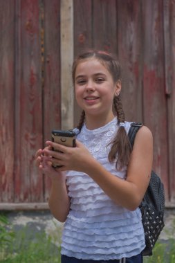 arka plan olarak kırmızı duvar yakın küçük güzel şık çocuk kız portre yakın