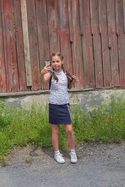 Portrait en gros plan de petite belle fille élégante enfant près du mur rouge comme fond — Photo