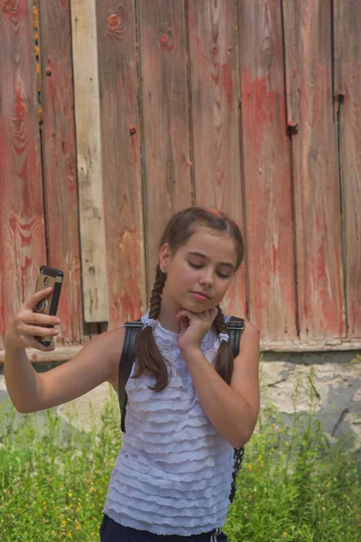 Portrait en gros plan de petite belle fille élégante enfant près du mur rouge comme fond — Photo