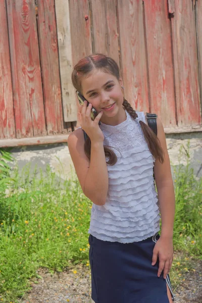 Nahaufnahme Porträt von kleinen schönen stilvollen Kind Mädchen in der Nähe der roten Wand als Hintergrund — Stockfoto