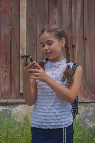 Portrait en gros plan de petite belle fille élégante enfant près du mur rouge comme fond — Photo