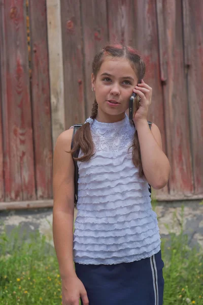 Close up retrato de pouco bonito menina elegante criança perto de parede vermelha como fundo — Fotografia de Stock